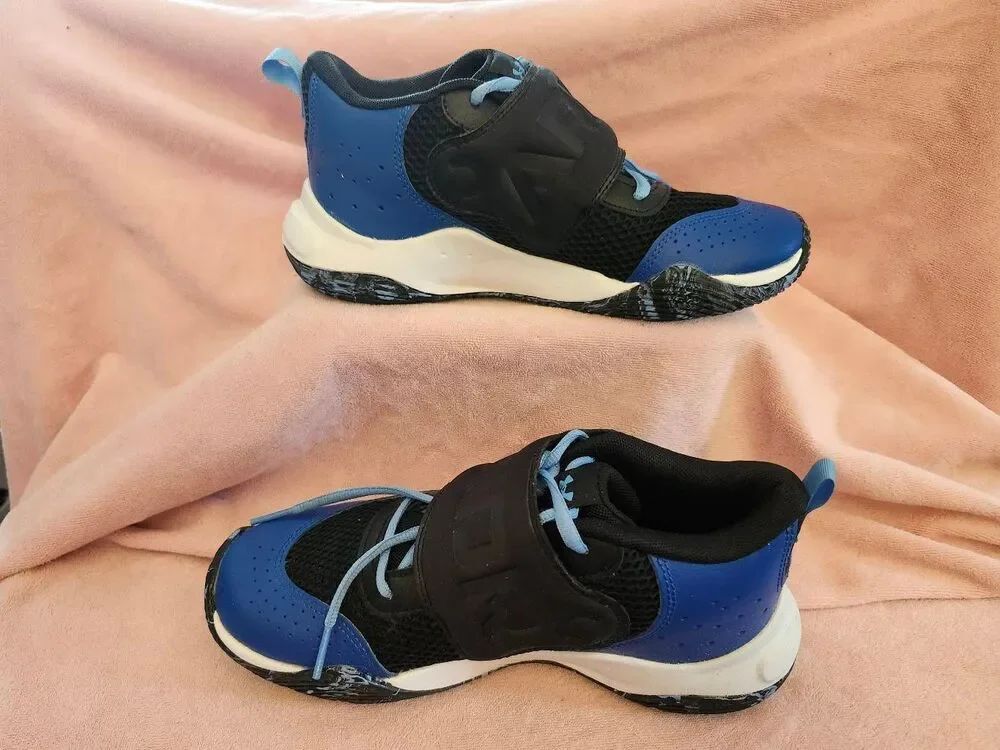 Under Armour Zone BB 2 basketball shoes in black and blue with a prominent midfo